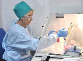 Efectuarea unui test de scaun pentru ouă de helminți